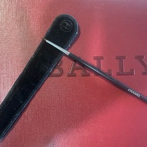 Channel eye liner brush
